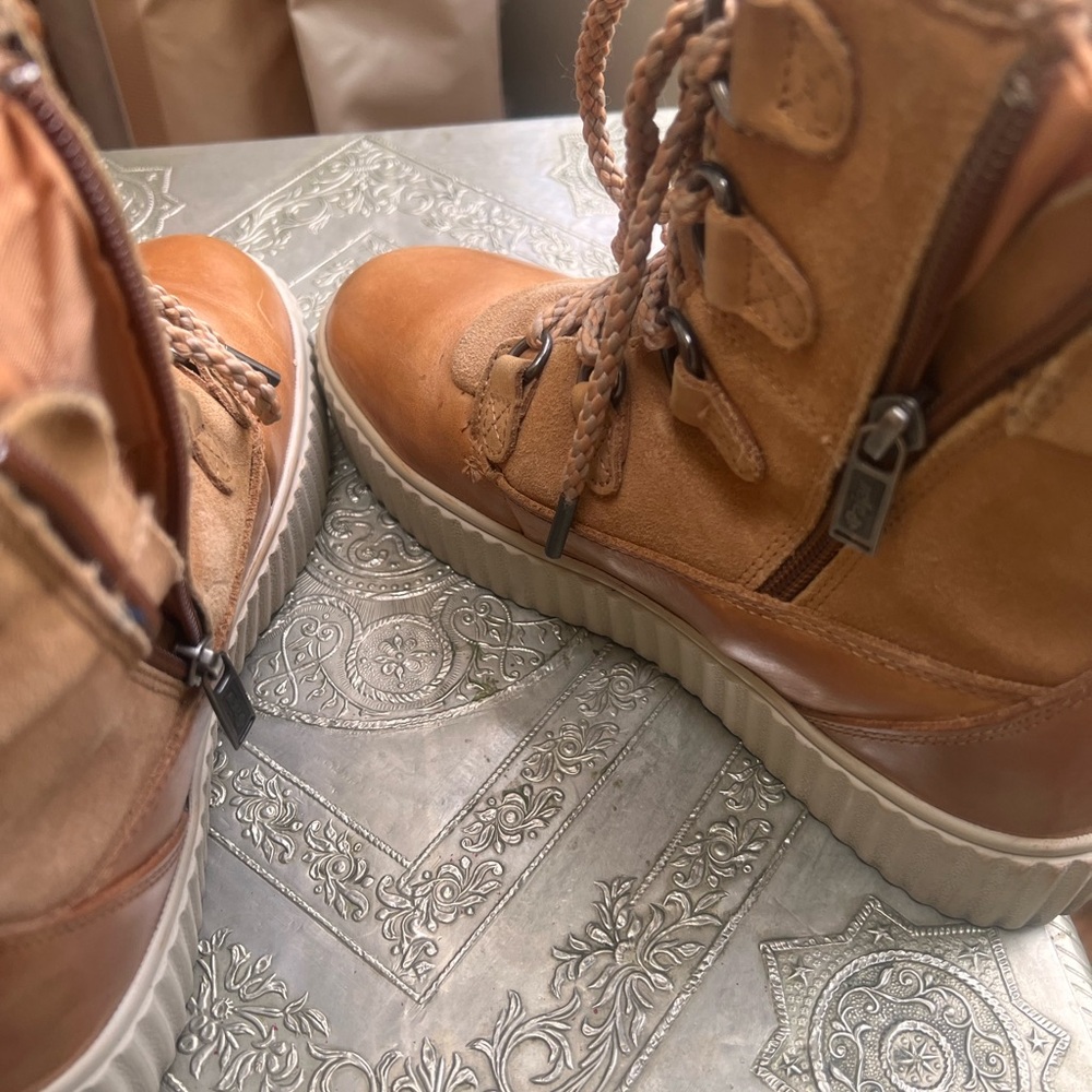 Virtually New Pajar Tan Leather Women's Boots.
. - Picture 5 of 9